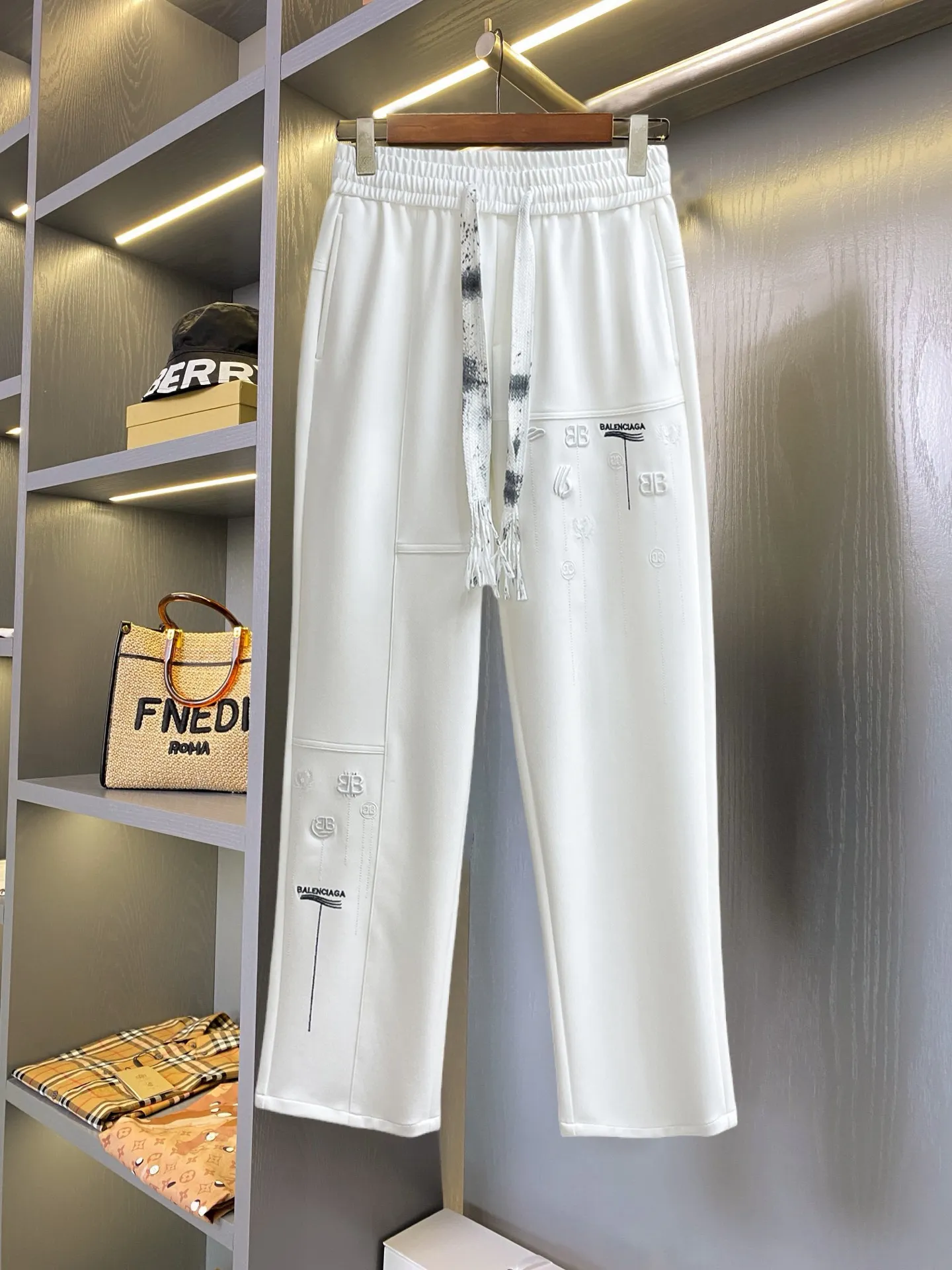 Balenciaga [High Version] 2026 Autumn and Winter latest products, available at counters at the same time, Original product, fashionable casual trousers and casual trousers, using imported original fabrics, top-grade embroidery 🪡 craft letter pattern logo, original hardware accessories decoration, simple yet fashionable, fashionable and handsome upper body, Sizes: M-3XL